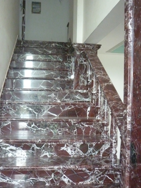 Лестница из красно-бордового мрамора от компании «ИНТЕРГРАН» | Изготовление лестниц из натурального камня