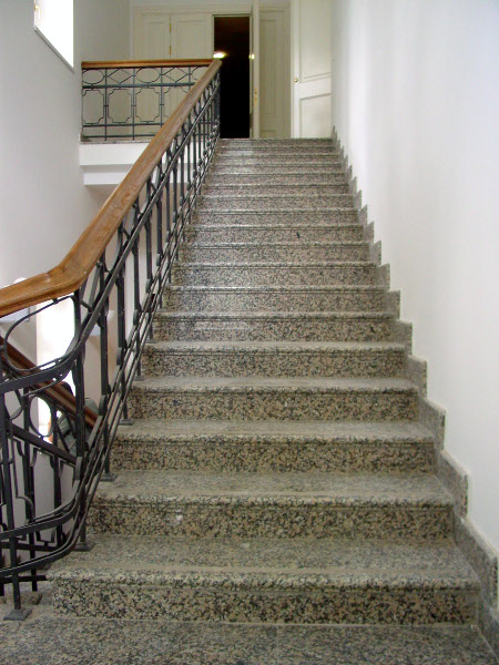 Лестницы из серого гранита от компании «ИНТЕРГРАН» | Изготовление лестниц из натурального камня