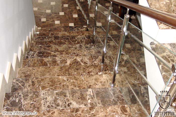 Мраморная лестница дома от компании «ИНТЕРГРАН» | Изготовление лестниц из натурального камня