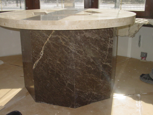 Cтол из бежевого и коричневого мрамора от компании «ИНТЕРГРАН» | Изготовление столов из натурального камня