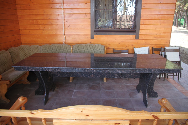 Cтол из коричневого гранита от компании «ИНТЕРГРАН» | Изготовление столов из натурального камня