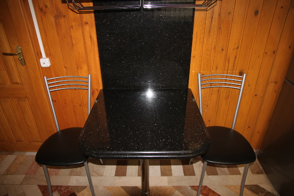 Стол из гранита на кухню от компании «ИНТЕРГРАН» | Изготовление столов из натурального камня