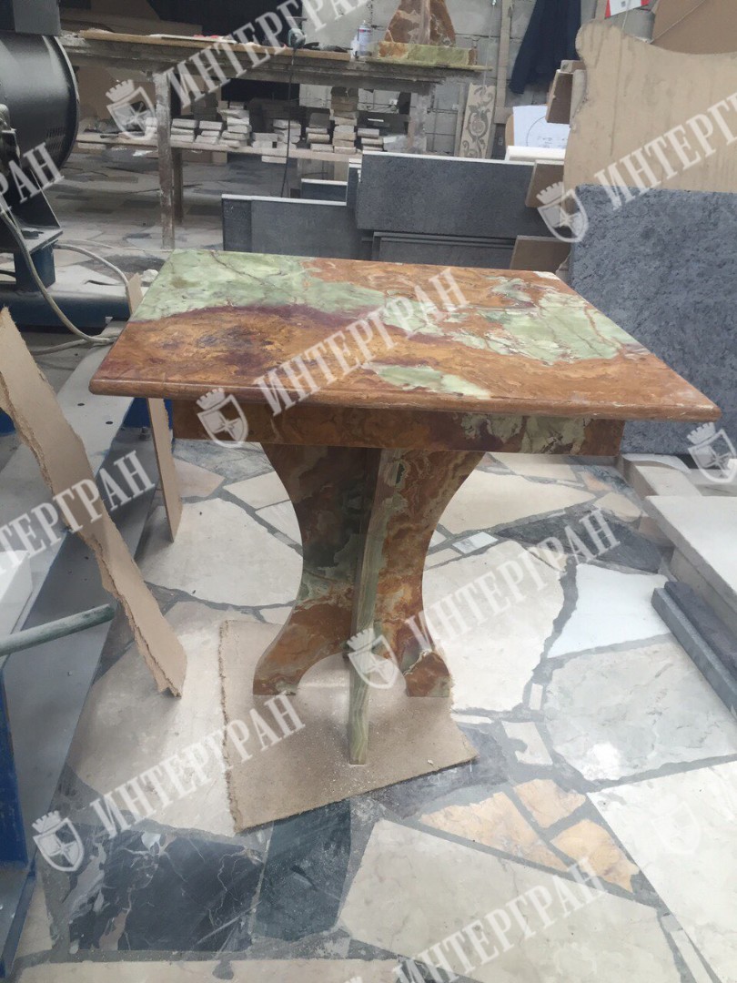 Стол из оникса Мульти Грин от компании «ИНТЕРГРАН» | Изготовление столов из натурального камня