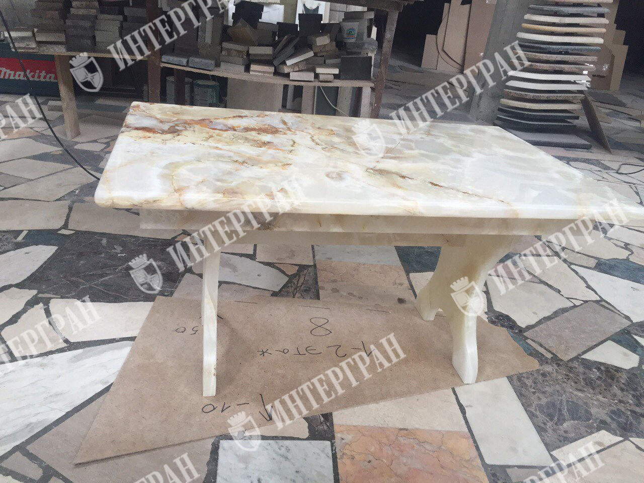 Стол из оникса Бианко Лайт от компании «ИНТЕРГРАН» | Изготовление столов из натурального камня