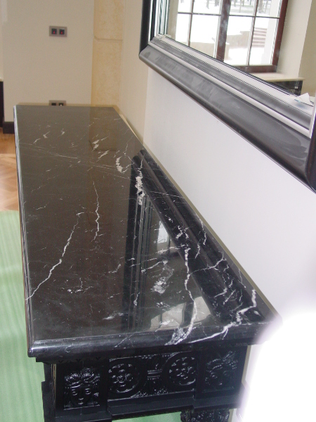 Черная столешница для столика от компании «ИНТЕРГРАН» | Изготовление столов из натурального камня