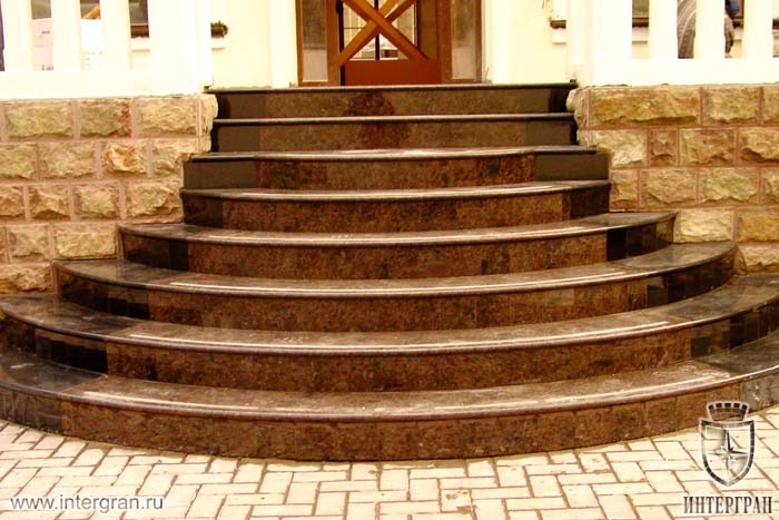 Входная лестница из мрамора от компании «ИНТЕРГРАН» | Изготовление лестниц из натурального камня