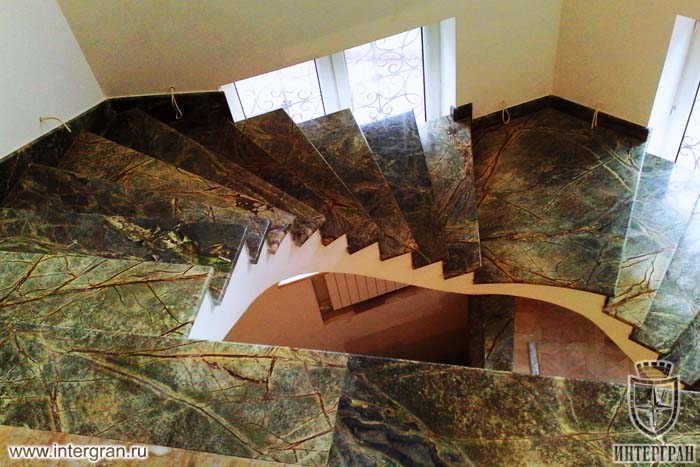 Лестница из зелёного мрамора от компании «ИНТЕРГРАН» | Изготовление лестниц из натурального камня